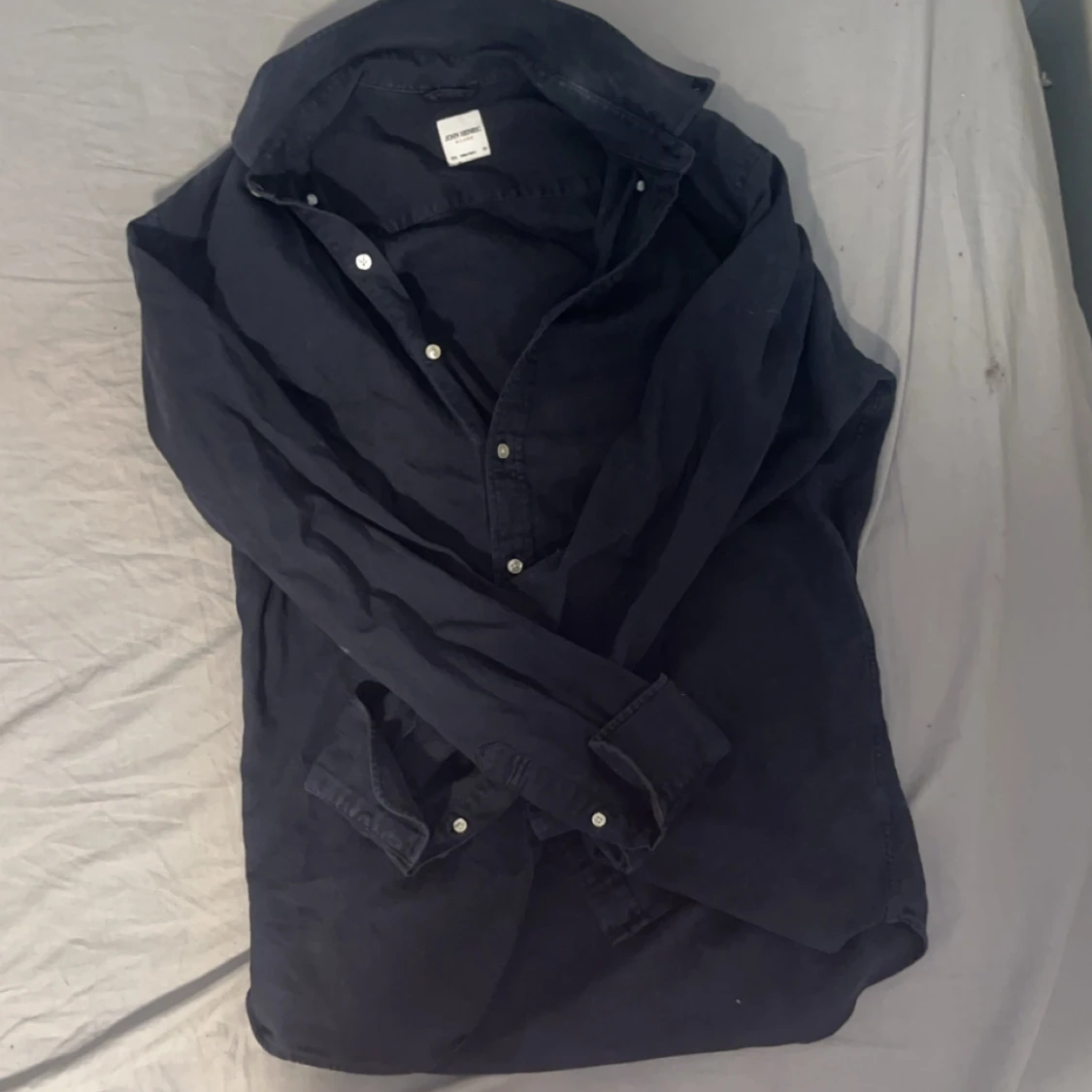 Mörkblå skjorta från John Henric