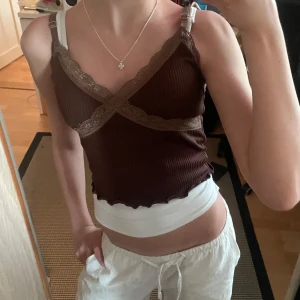 Brunt spetslinne - Så fint brunt 2000-tals stil linne med spets !! 🐻   Justerbara axelband  Pris går att diskuteras ❣️  Tveka inte att skriva till mig vid minsta fundering eller fråga! 💞