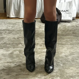 Folded Shaft boot - Boots i PU från Nelly, trasig undersida (sista bilden). Klacken är 9cm, strl 38. Nypris 1199kr.