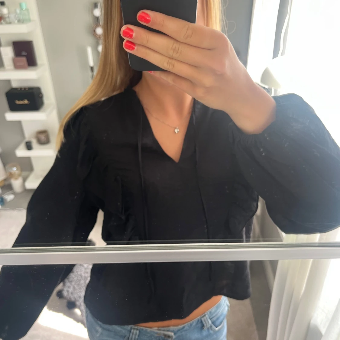 Svart blus med volang från Kappahl - 2