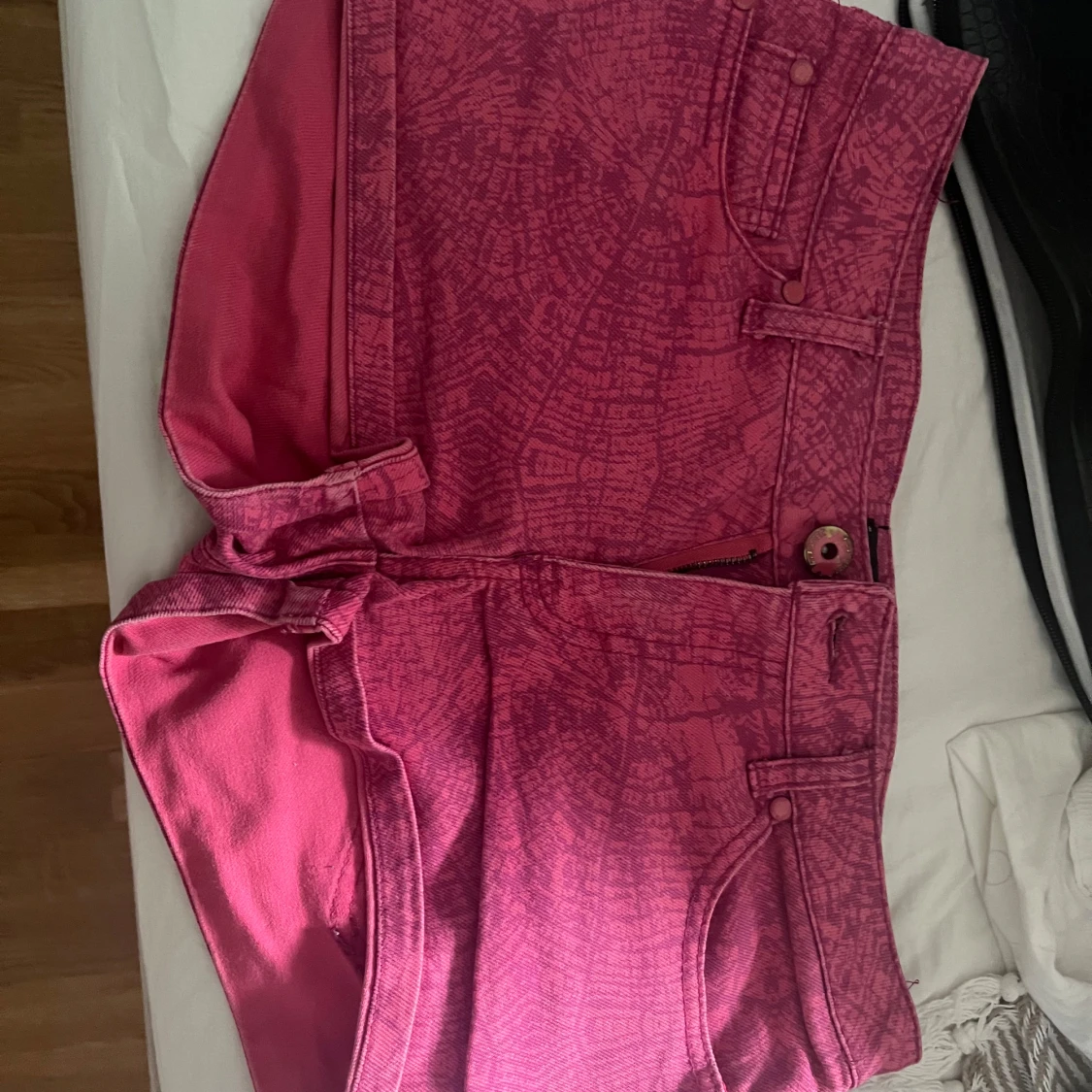 Rosa mönstrade jeansshorts
