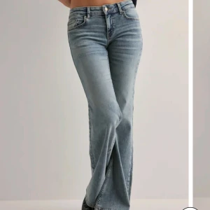 Low waist flared jeans - Only jeans köpta från Nelly! Jättesköna och perfekt lågmidjade jeans som är vida i benen! Säljer då de är för stora för mig. Storlek W30/L32 Endast provade 🩷