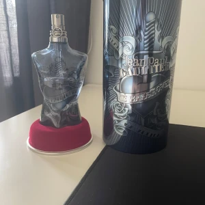 jean paul gaultier le male lover - Säljer en Flaska med jpg le male lover limited edition. lite mer än hälften kvar av 125 milliliter. kontakta vid frågor.