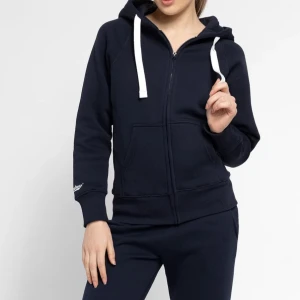 Russemerch sett - Säljer ett par mörkblå mjukisbyxor med vit snörning i midjan. Byxorna är bootcut och är tillverkade i mjukt bomullsmaterial, perfekta för chill dagar eller när du vill vara extra bekväm. Snygg och enkel design som funkar året runt💗Använt 4 gånger 