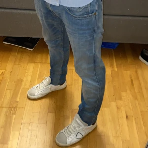 Replay anbass jeans - Tjena! säljer dessa blåa replay anbass jeans i modellen slim fit i storlek 33/34. Jeansen är väldigt bra skick och har inga defekter eller skador skicket är 9/10. Jag på bilden är 176cm och väger 62kg. Tveka inte med att kontakta mig om du har några frågor 🤩