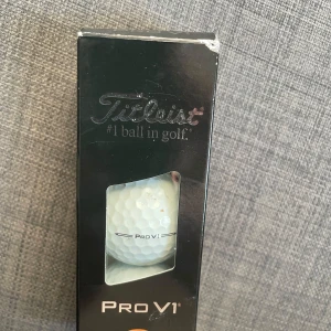 Pro V1 - Pro V1 från Titleist är en ikonisk golfboll som ger dig kontroll och känsla på banan. Perfekt för dig som vill ta ditt golfspel till nästa nivå. Snygg förpackning, passar både nybörjare och erfarna golfare. Gör dig redo för nästa runda med stil!