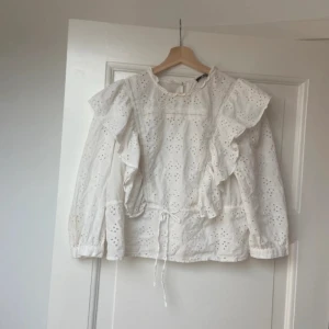 Gina tricot  - Säljer en jätte gullig blus, armarna är inte trekvarts men inte helt nere på mig men de beror ju på hur långa armar man har(blusen har en sminkfläck men går defenidift bort)