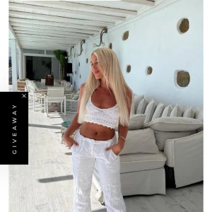 Vita linnebyxor med snörning från design by si - Snygga och luftiga vita linnebyxor med dragsko i midjan och raka ben. Köpte dem på design by si för 699kr. Byxorna har fickor på sidorna och en relaxed passform som känns både trendig och bekväm. skriv för fler bilder, de är as snygg jag älskar dem men har använt 2 gånger så tror någon annan hade fått mer använding till de.