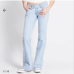 Ljusblå bootcut jeans - Ljusblå lager 157 jeans! Använda 1 gång! Defekt finns, skriv för bilder. Säljer då de är för stora💕
