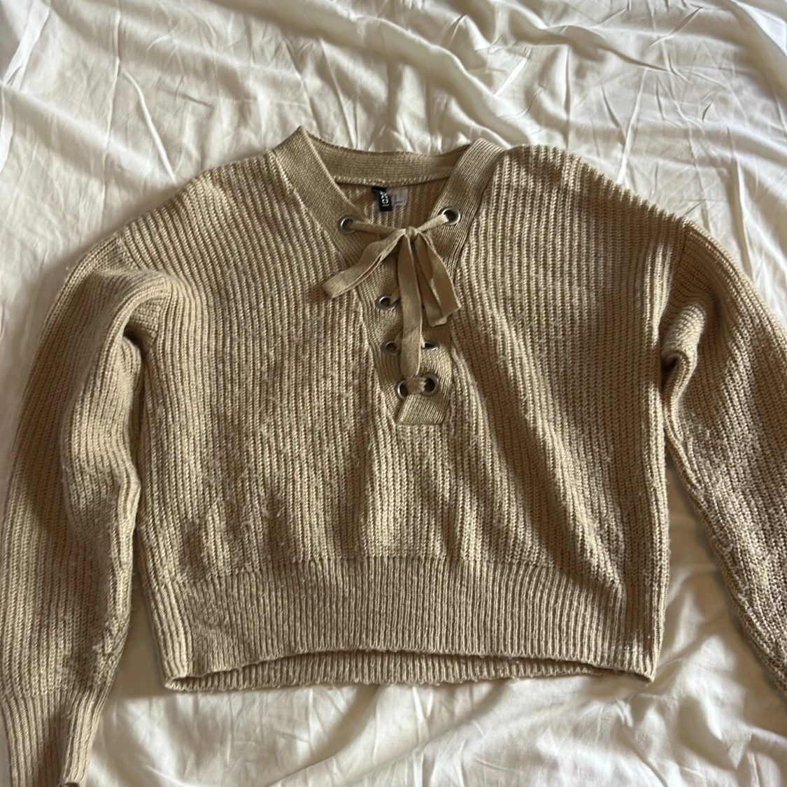 Beige stickad tröja med snörning