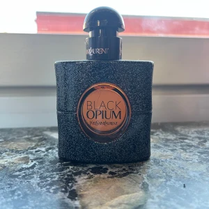 Yves Saint Laurent Black Opium parfym - Säljer en iBlack Opium parfym från Yves Saint Laurent. Helt oanvänd 