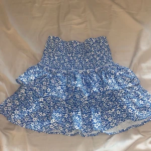 Blå kjol med blommor på - En blå jättefin kjol med blommor på från shein storlek m tror jag❤️