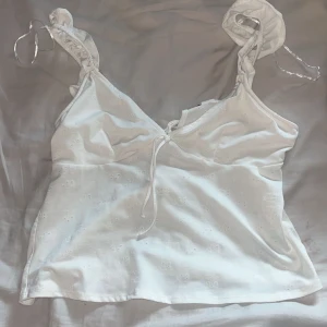 Vit topp - Vit topp från H&M säljer för den är förstor 💞