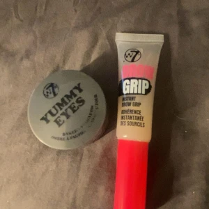 W7 Yummy Eyes & Brow Grip duo - Säljer ett set med W7 Yummy Baked Eyeshadow i nyansen Rock 'N' Roll och W7 Brow Grip gel. Ögonskuggan är bakad och vegansk, kommer i en rund grå burk. Brow Grip är en transparent gel i tub med rosa lock, perfekt för att forma brynen.