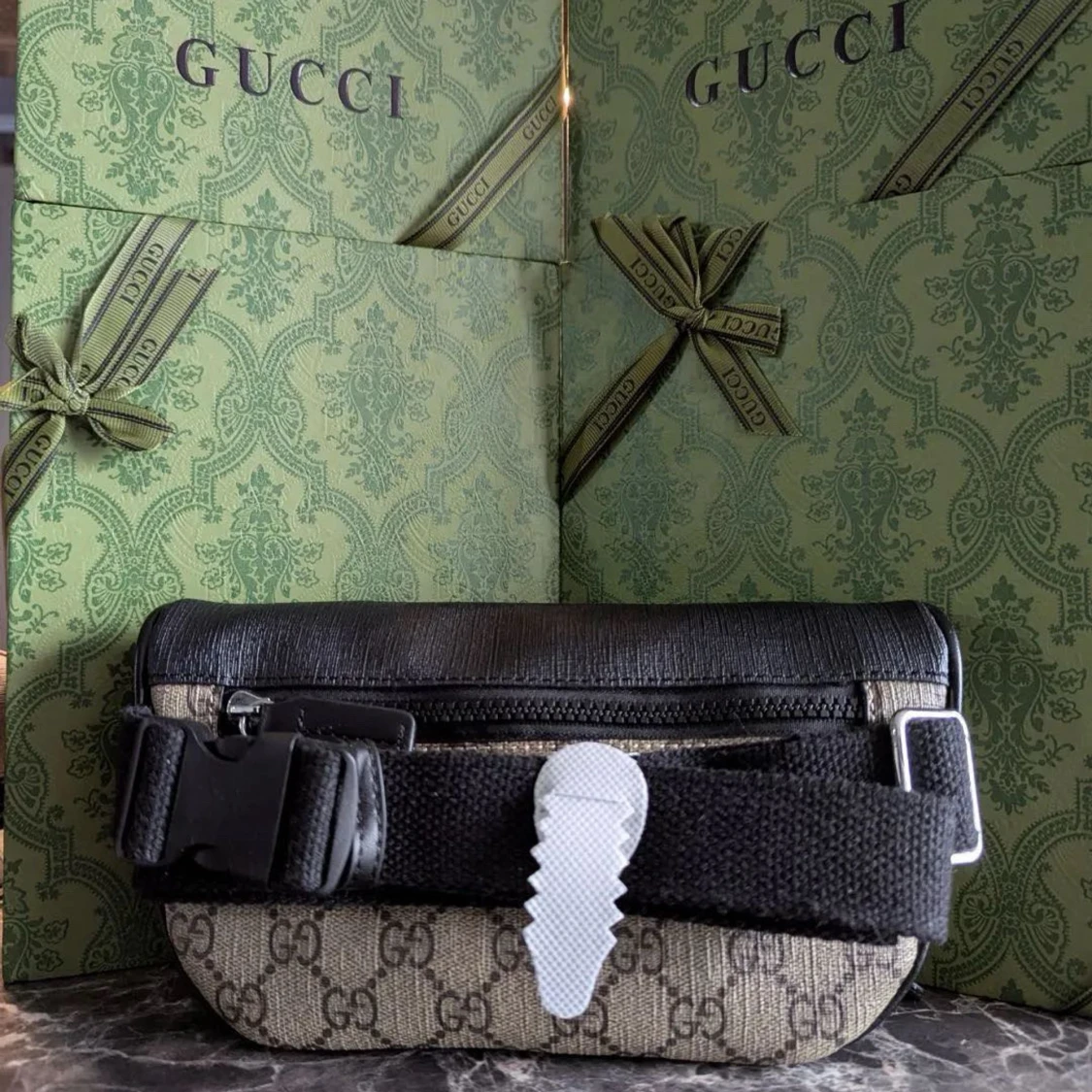 Gucci GG axelväska i skinn och canvas - 1