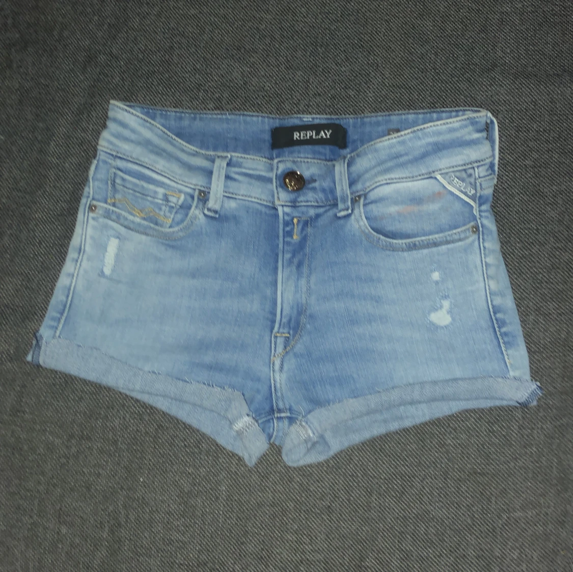 Ljusblå jeansshorts från Replay