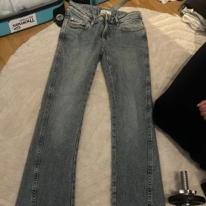 Acid wash jeans med broderade fickor - Säljer ett par snygga flare jeans med jättefina fickor, från Gina storlek 36 helt oanvända köpta för 349 säljer för 150