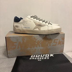 Golden Goose Skor -  Säljer nu mina golden goose då de var för små, kommer med allt original och är helt nya, 10/10 skick men har använts 1-2 gånger ! Storlek 43. Extremt efterfraktade och svåra att finna i denna färg samt skick. Perfekta för våren & sommaren☀️Skriv vid intresse!!
