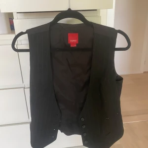 Svart randig väst från Esprit - Svart randig väst från Esprit, med knappar fram