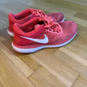 Nike skor - Rosa nike skor, har använts och har tecken på slitage/ skavanker (se bilder)- men skorna har väldigt mycket mer att ge.  Skorna har endast använts utomhus 1 gång, annars endast på ett inomhus gym.