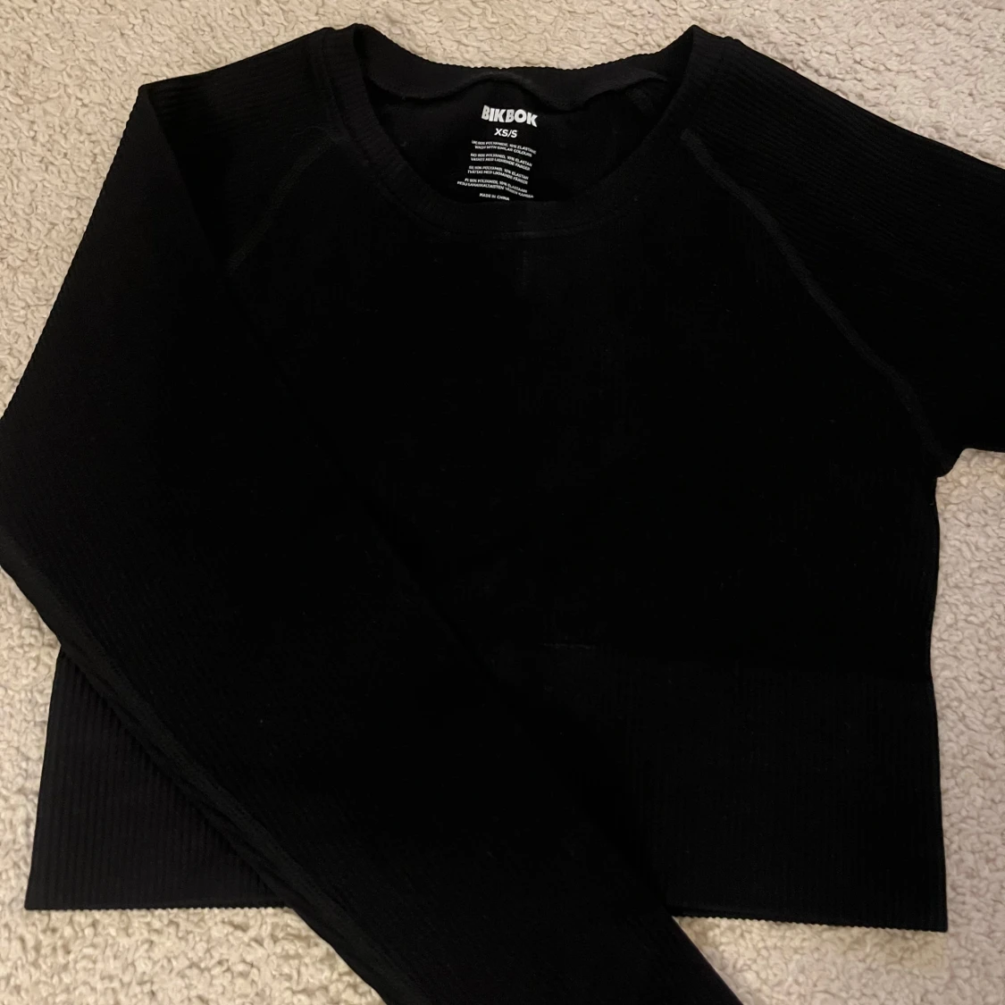 Svart croppad träningströja från Bik Bok