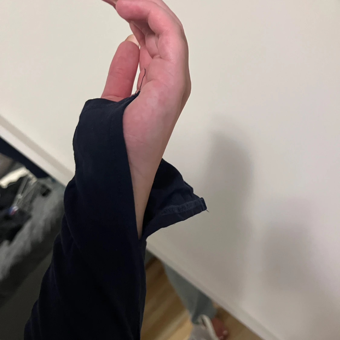 Mörkblå långärmad topp med slits - 1