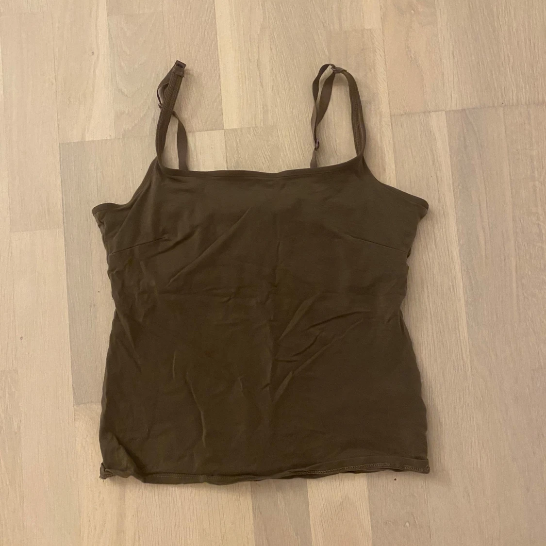 Brunt/mörkgrönt linne från Zoul