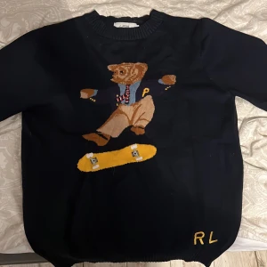 Palace x ralph lauren tröja - Extremt sälsyn palace x Ralph lauren tröja som endast släpptesw på ett dropp. Köpt i usa på en outlet! Säljer då den inte passar längre! Ovanlig tröja att hitta i såhär bra skick. Pris går att diskuteras!