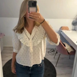 Vit prickig blus - Fin och somrig blus från Lindex. Prickarna är formade som små spader, gör tröjan unik. Köpt second hand men storleken är inte rätt för mig. Som ny! Lånade bilder föruom andra!