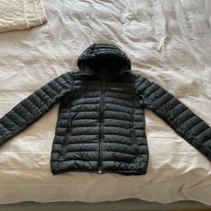 Peak Performance jacka - Peak Performance jacka i storlek S som är i färgen svart. Använd men i gott skick