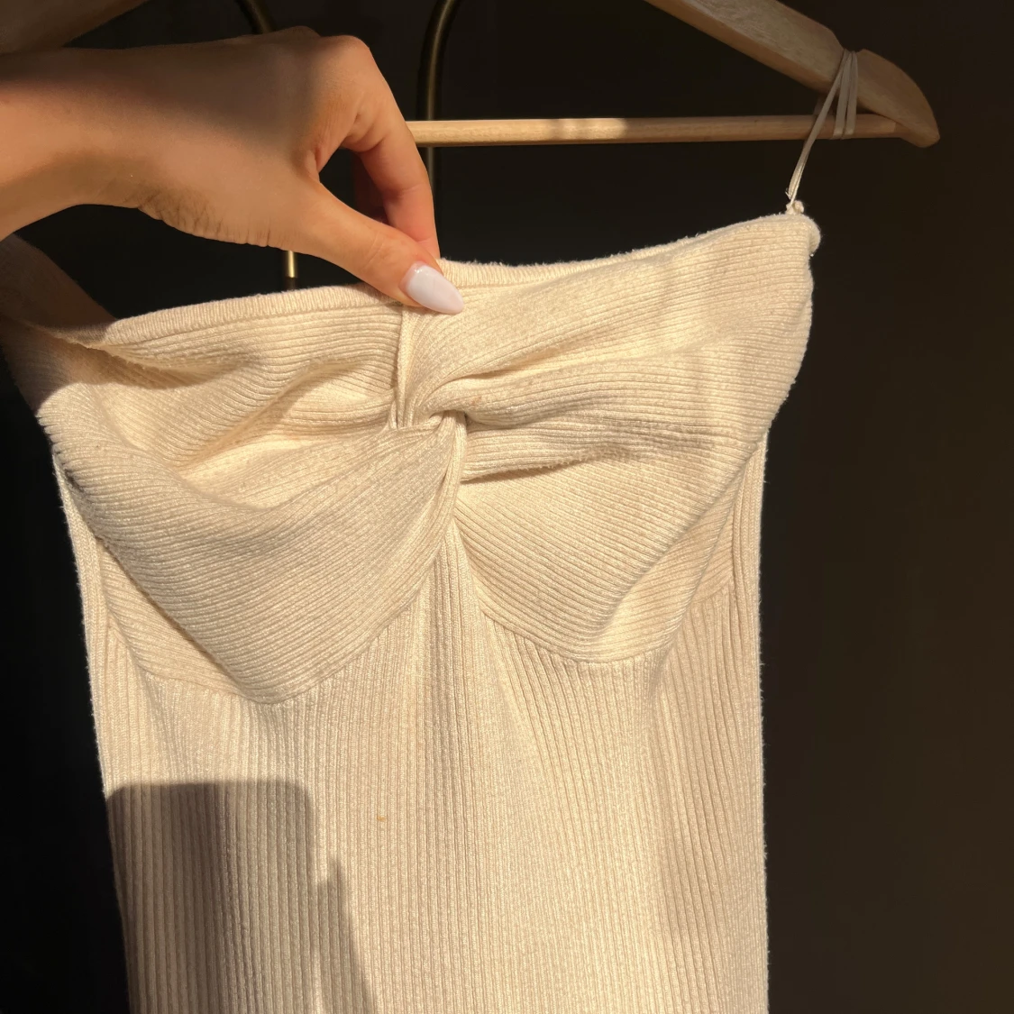 Ljusbeige, lång bandeauklänning - 3