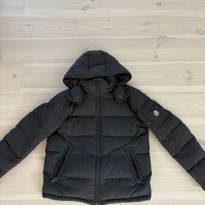 moncler montgenevre grå  - Säljer denna feta moncler montgenevre jacka. |skick 9/10 (använd ett fåtal gånger) | nypris ligger på ungefär 20 000kr medans jag säljer den för endast 5499kr | storlek 5 (XL) men passar även L | den är såklart äkta och jag har kvittot på mailen | vid minsta lilla fundering hojta bara till.