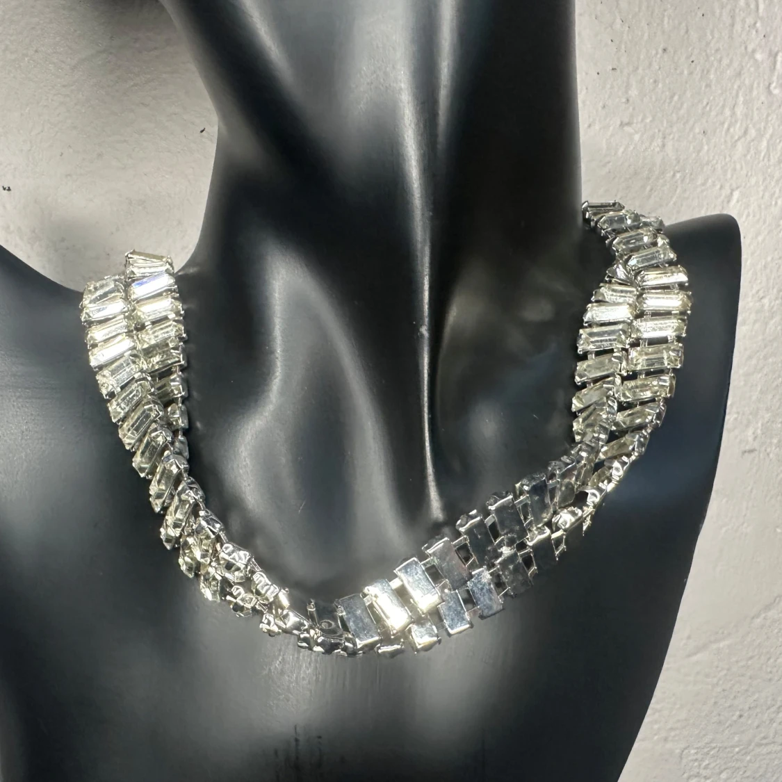 Dramatiskt vridet vintagehalsband / choker med kristaller Retro 90-talsglam - 1