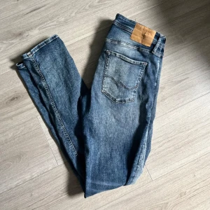 Jeans med slitningar - Snygga jeans med slitningar från Jack&Jones! storleken är 34/36, modellen är: slim fit glenn.