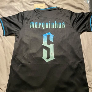 Brazil - Marquinhos #5 - Brasilien fotbollströja med Marquinhos #5 på ryggen. Storlek M