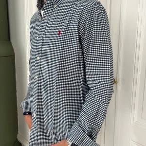 Blå Ralph Lauren Skjorta - Säljer en ralph lauren skjorta i mycket gott skick! 💸 Nypris: ca 1700 kr 🚚 Snabb frakt! Skickas inom 1–2 dagar ✅ Inga fläckar, hål eller synliga tecken på slitage.   💬 Skriv gärna vid frågor – jag svarar snabbt!