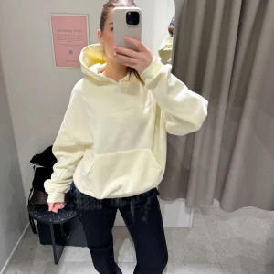 Ljusgul oversized hoodie - Supermjuk och oversized hoodie i ljusgul färg med huva och känguruficka framtill. Tröjan har långa ärmar och ribbade muddar vid ärmslut och nederkant. Passar dig som gillar en loose fit och enkel design. Bra skick köpt u ungefär för ett halvår sedan, storlek xs, nypris 399kr🥰