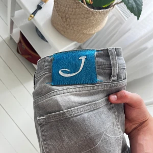 Jacob cohën grå jeans - Storlek : W33. Inga större defekter förutom en liten vit fläck som du ser på sista bilden på högra benet långt ner. Ganska slim fit och skulle inte rekommendera till någon över 185. Alls detaljer finns, och Jeansen är väldigt hög kvalité. Kan gå ned i pris vid snabb affär! 