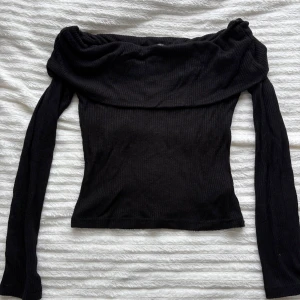 Svart offshoulder ribbad topp - Snygg tight svart offshoulder topp med långa ärmar och ribbad struktur.