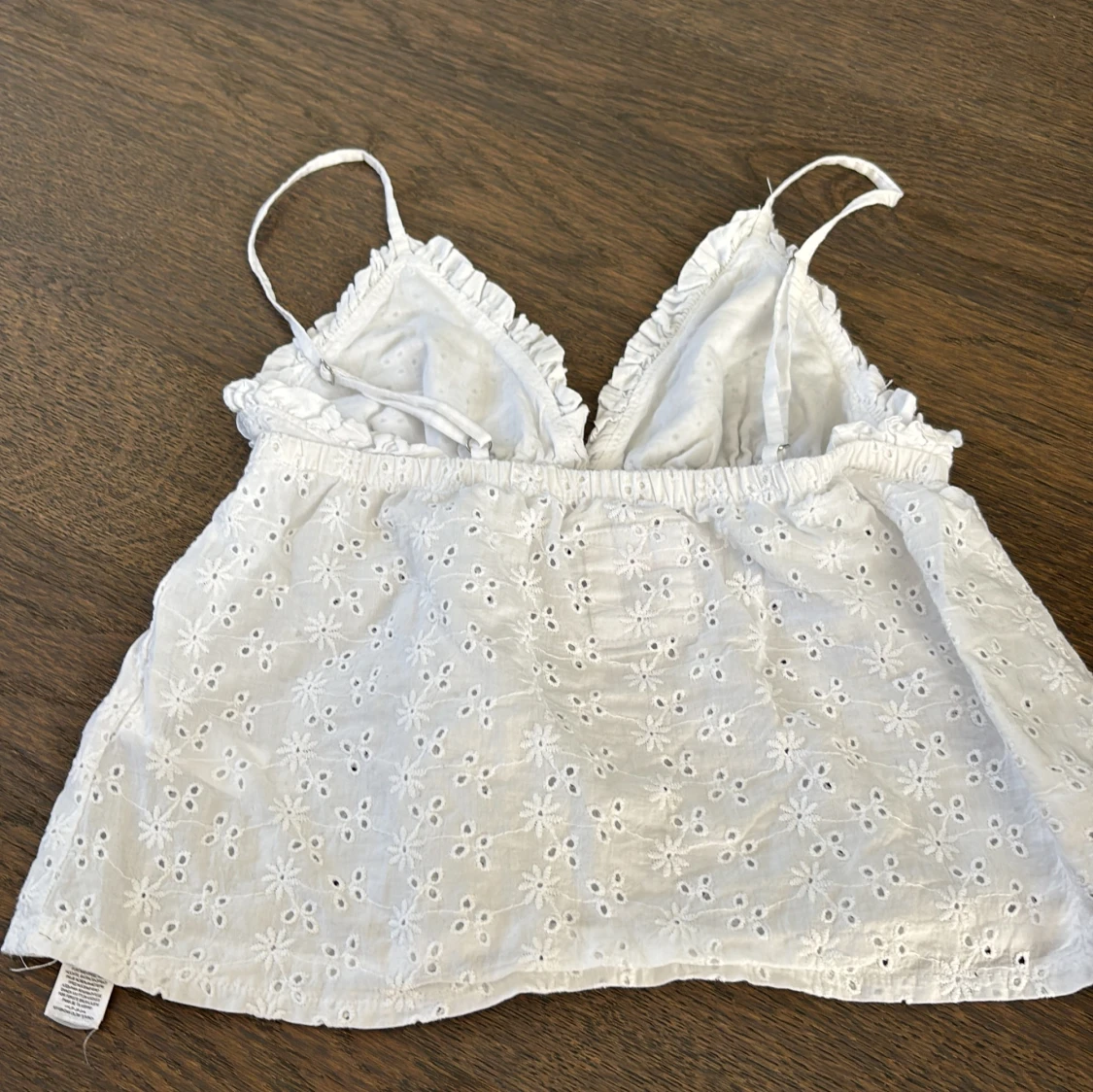 Vit broderad linnetopp från Censored - 2