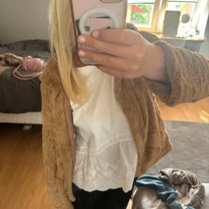 Beige teddyjacka från Carducci S - Mysig och fluffig teddyjacka i beige från Carducci. Har slitningar i ”armhålan” men funkar som vanligt! Hör av er vid frågor💗