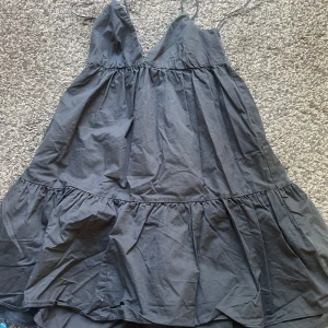 Svart volangklänning med smala axelband - Svart kortklänning från zara, pris kan diskuteras 🤗