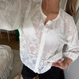 Vit blus med knappar😍😍 - Såå himla härlig och somrig blus som är broderad i blommönster🥰🥰🥰 aldrig använt typ! 