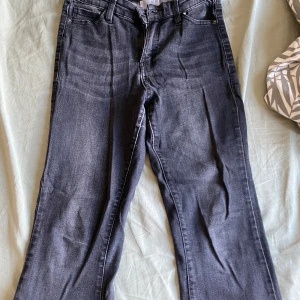 Svarta bootcut jeans - Snygga svarta bootcut jeans, de är högmidjade. Lite trasiga nere vid fötterna men annars i bra skick. Stryks för de postas.