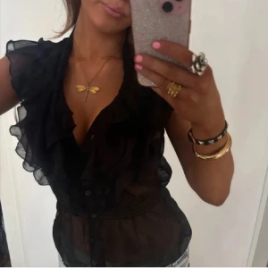 Volangtopp - Så snygg volangtopp/ blus. Perfekt till fest eller bara under sommaren. Skriv vid fler frågor eller funderingar!! ♥️(Lånade bilder )