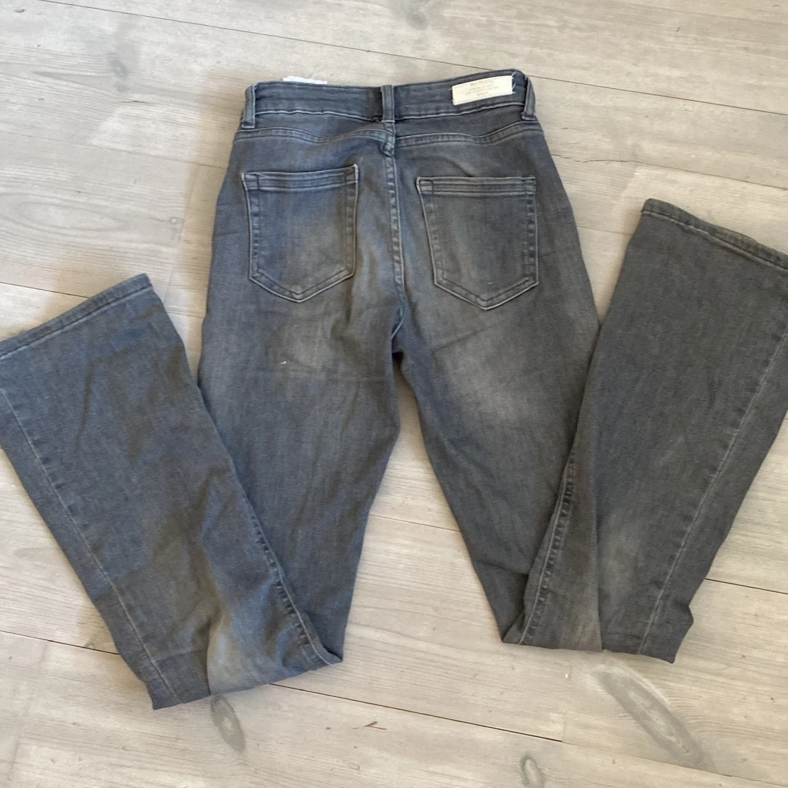 Grå bootcut jeans från ONLY - 1