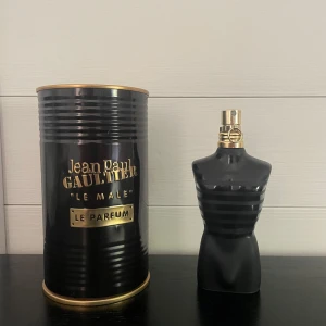 Jean Paul Gaultier le male le parfum sample - Upptäck den ikoniska doften Le Male Le Parfum från Jean Paul Gaultier i ett praktiskt 5 ml sample – perfekt för att testa innan du köper en hel flaska, eller som en lyxig doft att ta med på resan. Eller utekvällar. Doftnoter: 🌿 Kardemumma 💜 Lavendel, iris 🔥 Vanilj, träiga noter En varm, maskulin och sensuell doft som passar perfekt till kvällstid och kallare månader.                -Du får 5 ml i en steril, refillbar glassprayflska. Parfymen förvaras svalt för att behålla kvalitet.