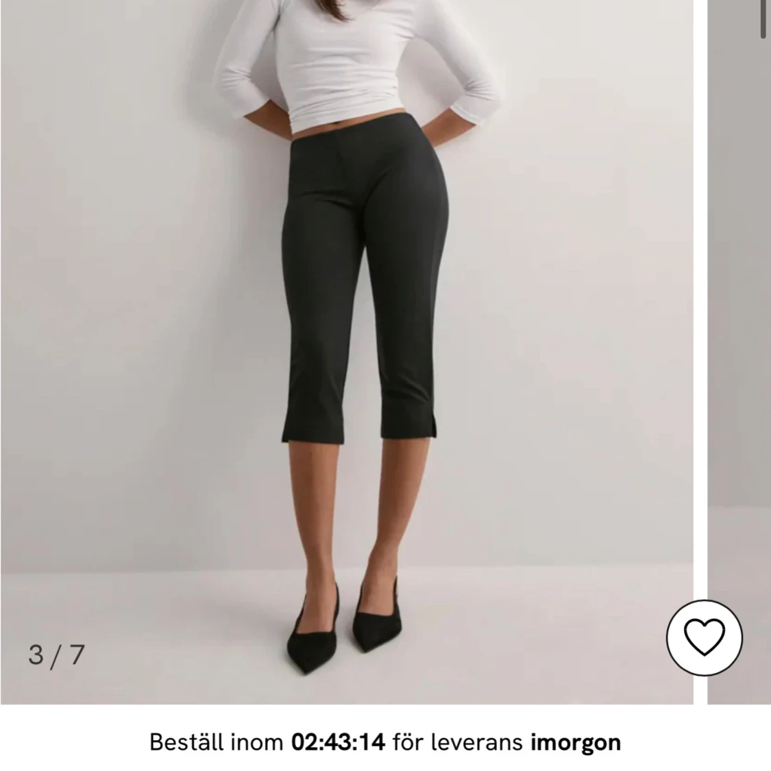 Svarta croppade byxor med slits