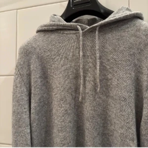 Stickad hoodie - Säljer nu denna exklusiva och eftertraktade stickade hoodien i ull. Denna hoodie säljs inte längre där av är den mycket sällsynt. Säljer då den knappt kommer till användning, där av är den i mycket fint skick. Den är i storlek M, men då materialet är stretchigt passar den som S också. Skriv vid minsta lilla fundering, svarar så snabbt jag kan och PRIS GÅR ALLTID ATT DISKUTERA💰🤙 FRAKTAR INOM 24H📦🔥 