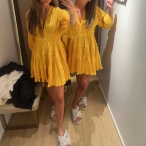 Gul maje klänning  - Säljer denna superfina gula klänning från Maje. Klänningen har volangig kjol och lätt rynkade detaljer som ger en flowy känsla. Använd en gång på midsommar! Nypris 2795 kr 💛💛💛